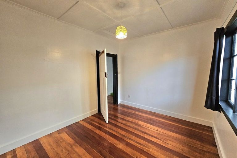 Photo of property in 40 Pioneer Road, Moturoa, New Plymouth, 4310