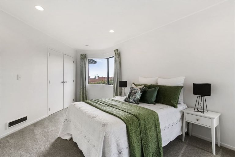 Photo of property in 8 Gillard Place, Eastern Beach, Auckland, 2012