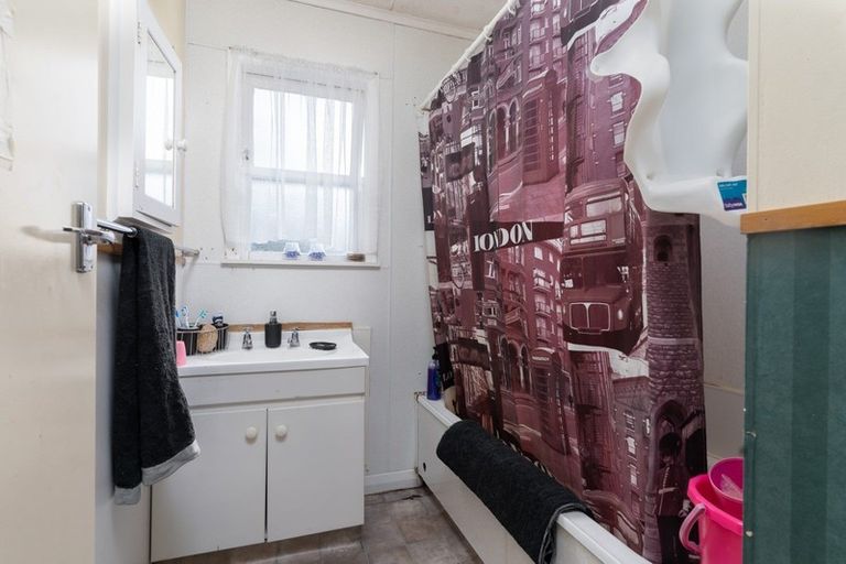 Photo of property in 27 Woodward Street East, Featherston, 5710