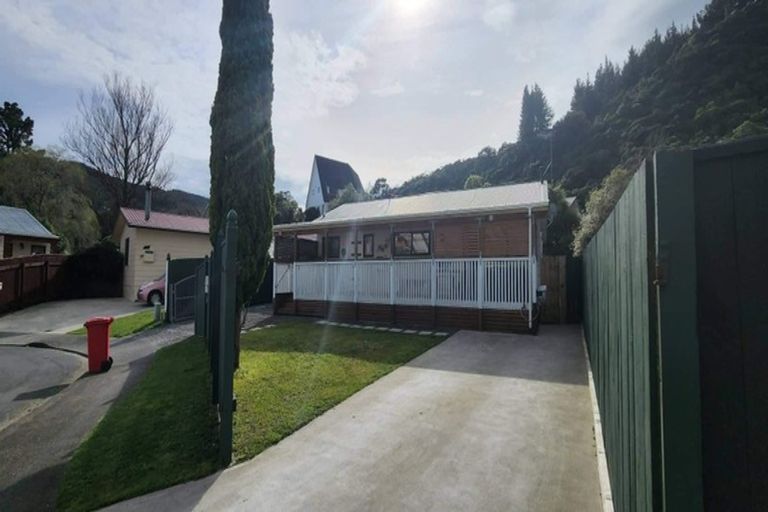 Photo of property in 6 Edmund Lomas Grove, Birchville, Upper Hutt, 5018