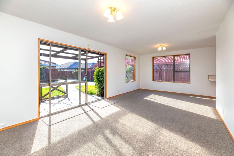 Photo of property in 2/83 Middlepark Road, Sockburn, Christchurch, 8042