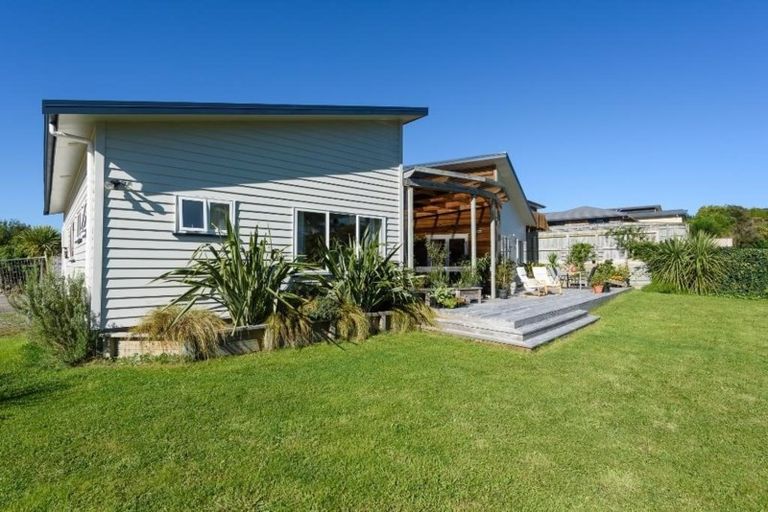 Photo of property in 16 James Nairn Grove, Riverstone Terraces, Upper Hutt, 5018