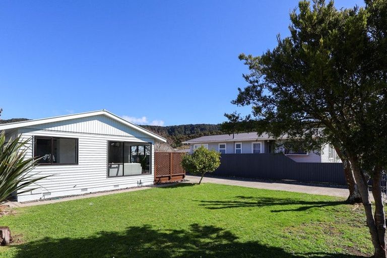 Photo of property in 7 Karamea Grove, Wainuiomata, Lower Hutt, 5014
