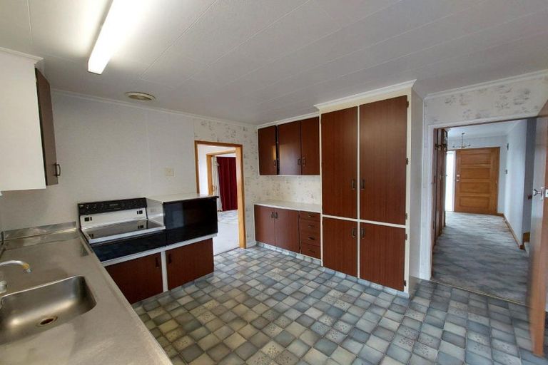 Photo of property in 2 Onslow Place, Merrilands, New Plymouth, 4312