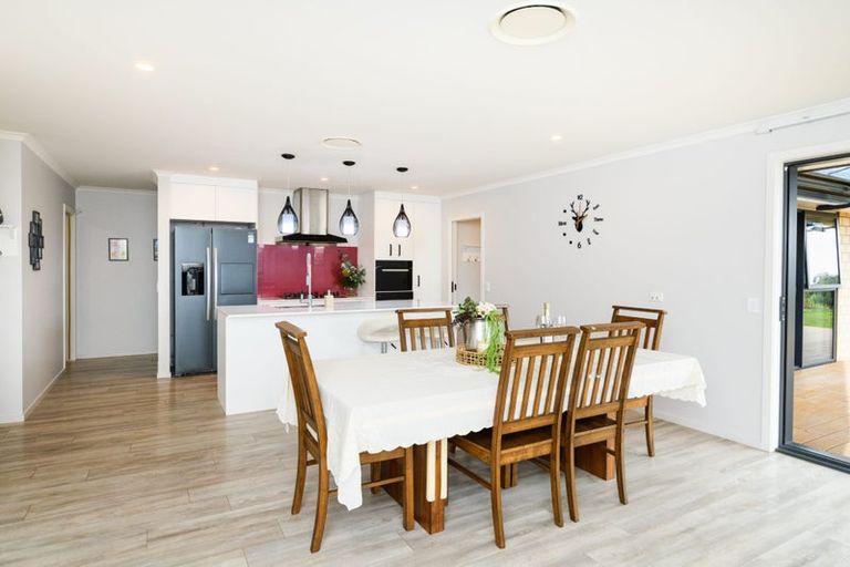 Photo of property in 55 Vaucluse Heights, Fitzherbert, Palmerston North, 4410