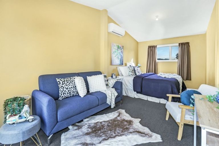 Photo of property in 16 Sasanof View, Ascot Park, Porirua, 5024