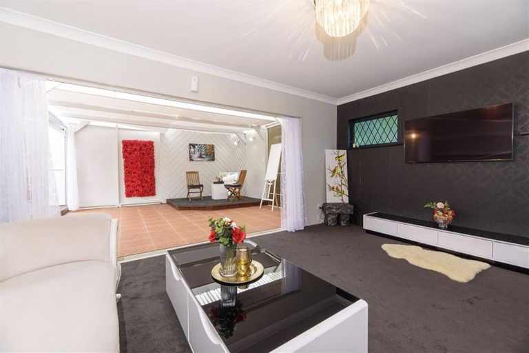 Photo of property in 44 Taupo Street, Green Bay, Auckland, 0604