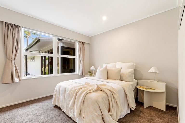 Photo of property in 12 Tawhana Crescent, Red Beach, 0932