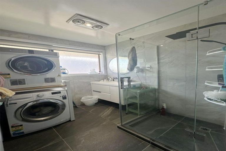 Photo of property in 46 Target Road, Totara Vale, Auckland, 0629