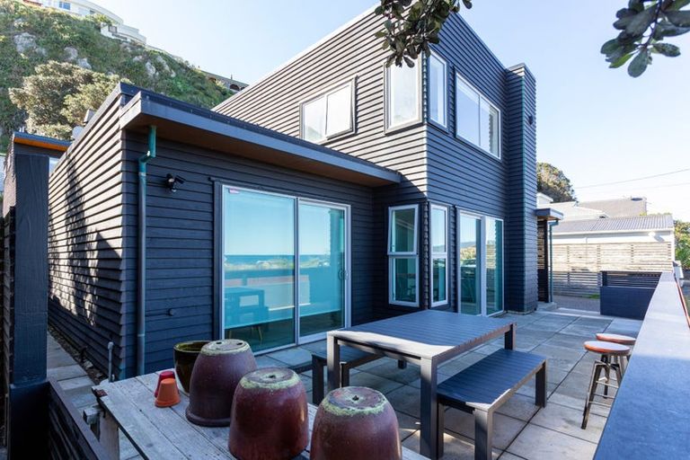 Photo of property in 394 The Esplanade, Island Bay, Wellington, 6023