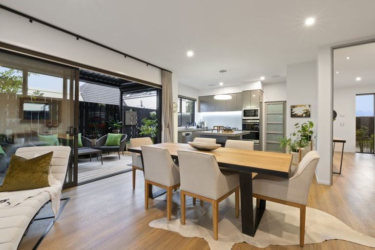 Photo of property in 136 East Coast Road, Forrest Hill, Auckland, 0620