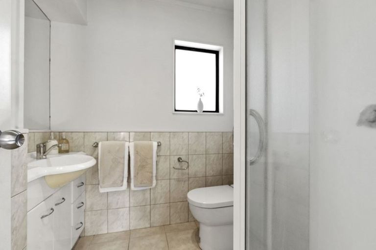 Photo of property in 1/13 Garadice Road, Rothesay Bay, Auckland, 0630