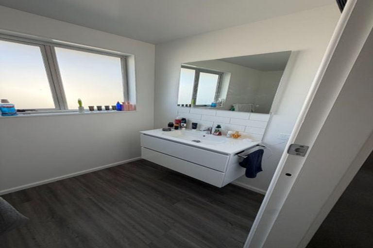 Photo of property in 1/272 Main North Road, Redwood, Christchurch, 8051