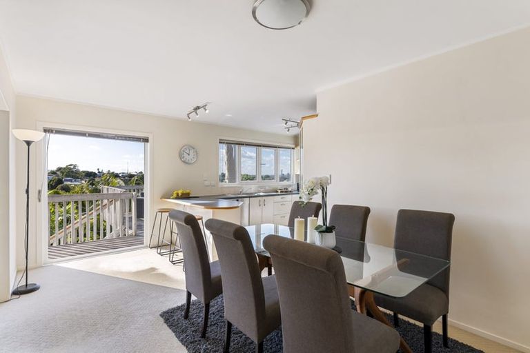 Photo of property in 5 Ravenwood Drive, Forrest Hill, Auckland, 0620