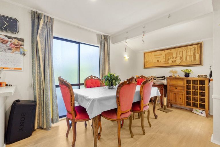 Photo of property in 6 Orinda Close, Botany Downs, Auckland, 2010