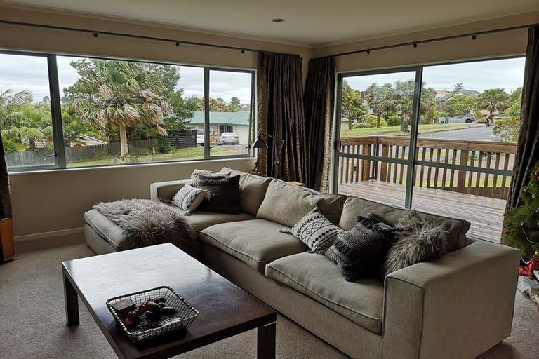 Photo of property in 24 Goldfinch Rise, Unsworth Heights, Auckland, 0632