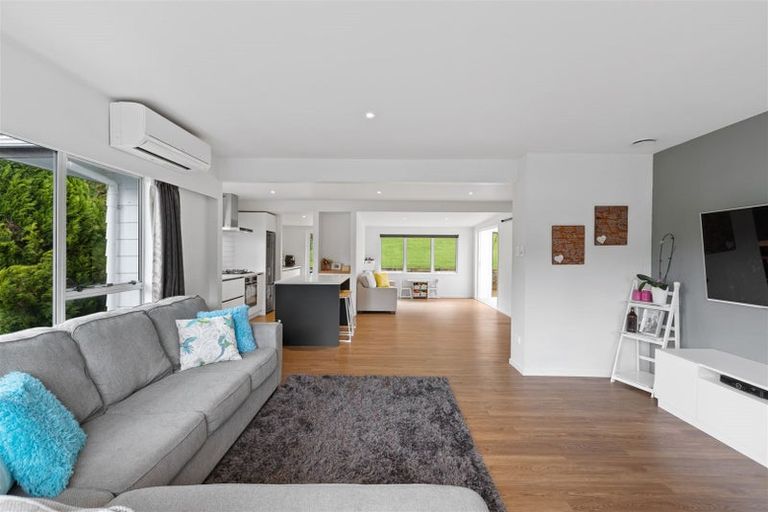 Photo of property in 16 William Hadlow Place, Hatfields Beach, Orewa, 0931