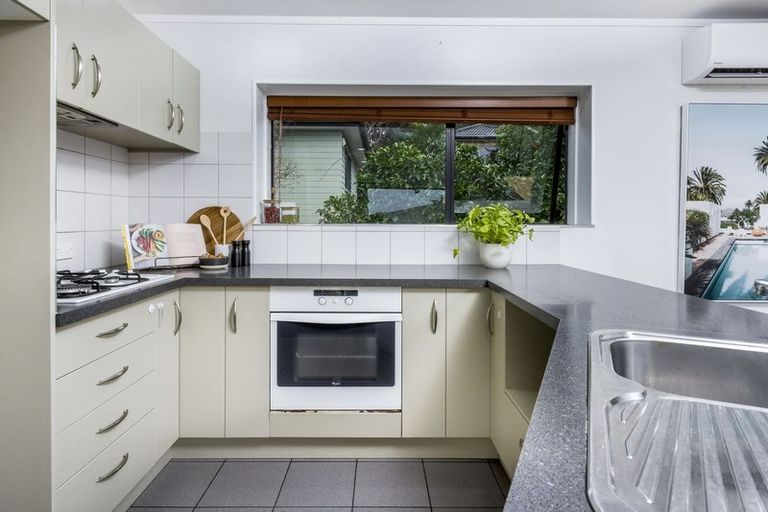 Photo of property in 2/23 Heathglen Place, Bayview, Auckland, 0629