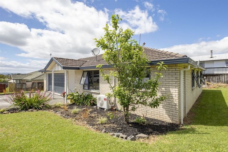 Photo of property in 22 Piriti Place, Weymouth, Auckland, 2103