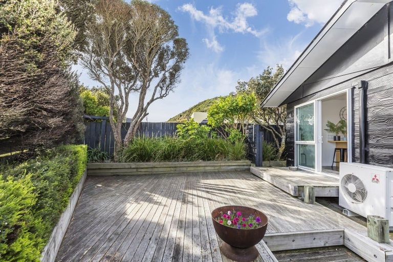 Photo of property in 28 Arahanga Grove, Maupuia, Wellington, 6022