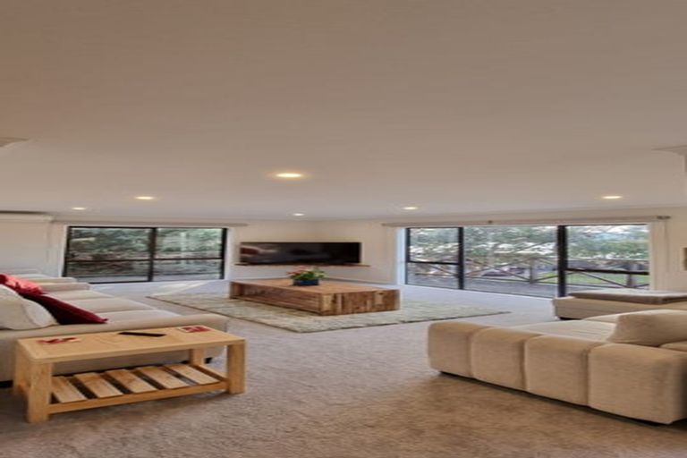 Photo of property in 16 The Crowsnest, Whitby, Porirua, 5024