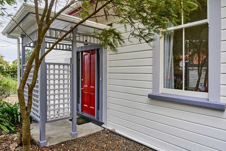 Photo of property in 25 Rona Street, Eastbourne, Lower Hutt, 5013