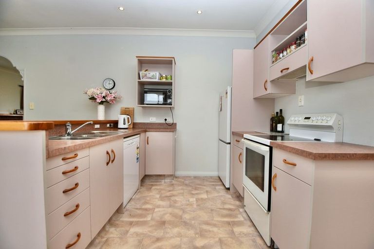 Photo of property in 2 Mckenzie Terrace, Carterton, 5713