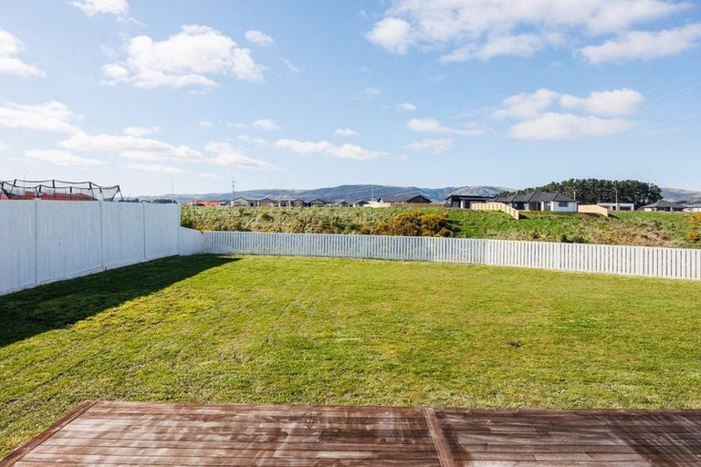 Photo of property in 48 Sardinia Grove, Fitzherbert, Palmerston North, 4410