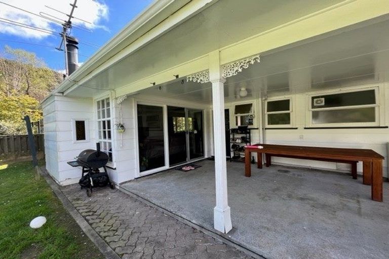 Photo of property in 99 Tirohanga Road, Tirohanga, Lower Hutt, 5010