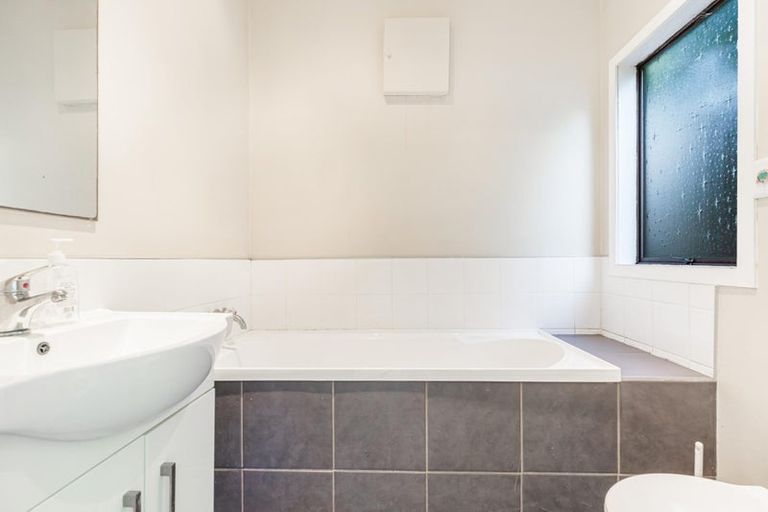 Photo of property in 2/124 Waimumu Road, Massey, Auckland, 0614