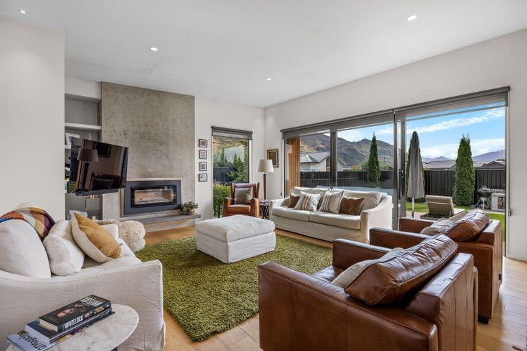 Photo of property in 16 Sapphire Spring Rise, Wanaka, 9305