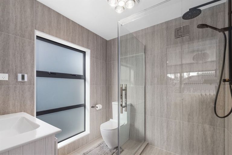 Photo of property in 2/8 Dallinghoe Crescent, Milford, Auckland, 0620