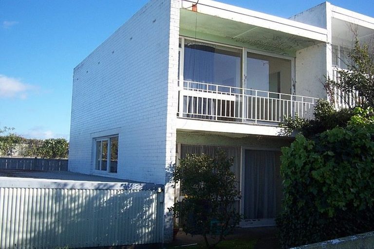 Photo of property in 1/72 Sylvan Avenue, Northcote, Auckland, 0627