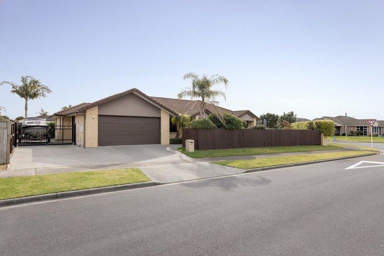 Photo of property in 8 Seabreeze Place, Papamoa Beach, Papamoa, 3118