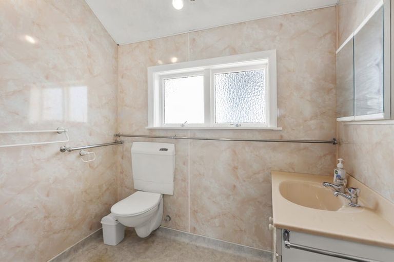 Photo of property in 142 Kelburn Parade, Kelburn, Wellington, 6012