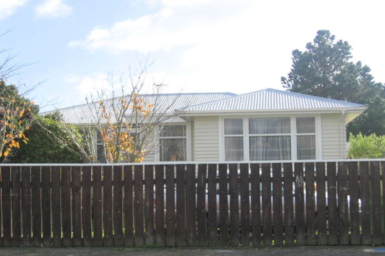 Photo of property in 16 Dorset Grove, Cannons Creek, Porirua, 5024