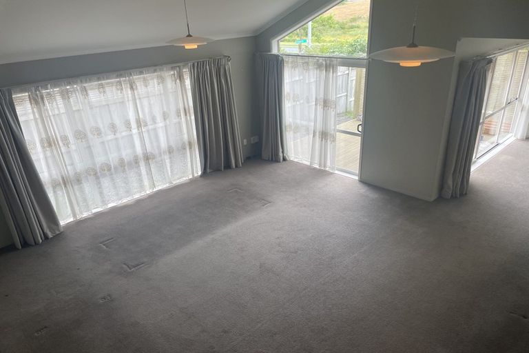 Photo of property in 4 Ravine Lane, Oteha, Auckland, 0632