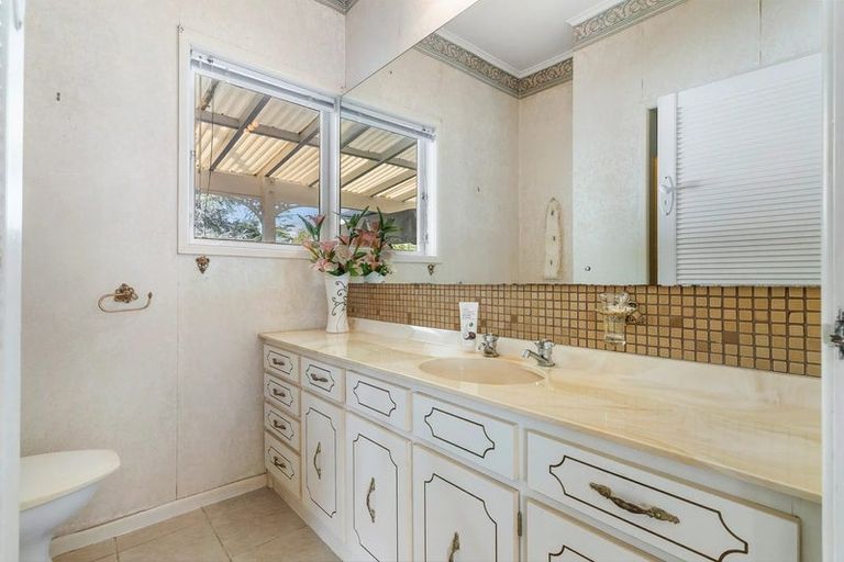 Photo of property in 1 Manor Place, Point Chevalier, Auckland, 1022