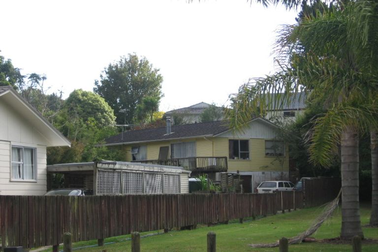 Photo of property in 11 Normanton Street, Glenfield, Auckland, 0629