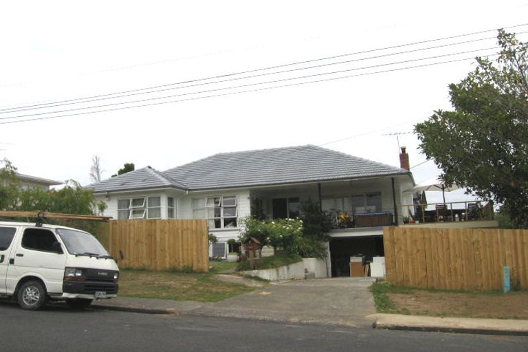 Photo of property in 2/5 Holland Road, Hillcrest, Auckland, 0627