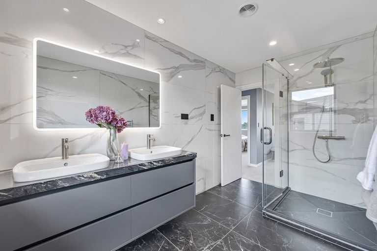 Photo of property in 2 Taku Close, Long Bay, Auckland, 0630