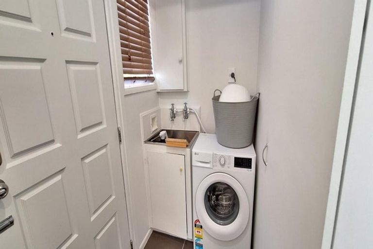 Photo of property in 1/156 Carlisle Road, Northcross, Auckland, 0632