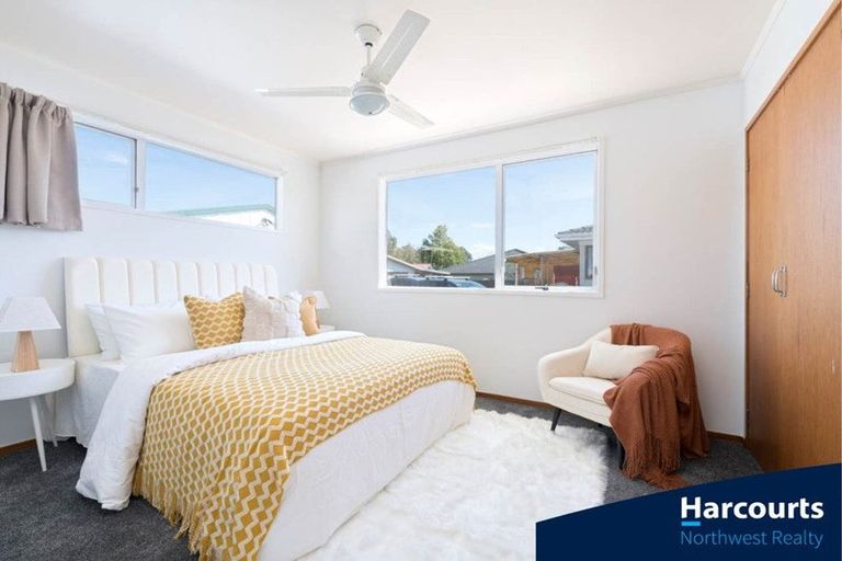 Photo of property in 16 Glen Road, Ranui, Auckland, 0612