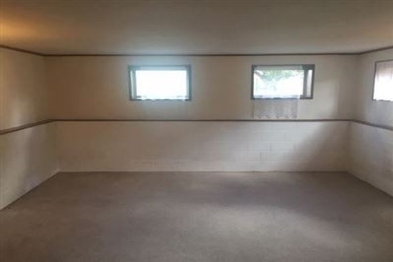 Photo of property in 2/50 Sunset Road, Unsworth Heights, Auckland, 0632