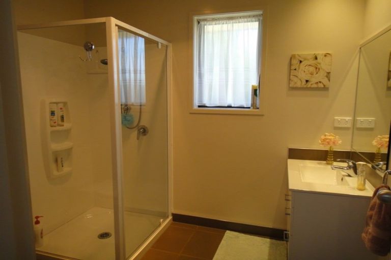 Photo of property in 9 Endeavour Place, One Tree Point, 0118