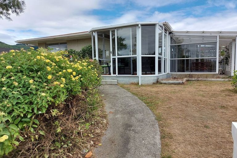 Photo of property in 18 Rewarewa Crescent, Waikanae, 5036