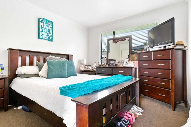 Photo of property in 32 Hewlett Road, Massey, Auckland, 0614