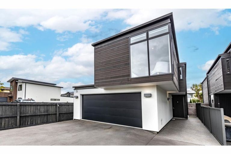 Photo of property in 2/3 Taylors Avenue, Bryndwr, Christchurch, 8052