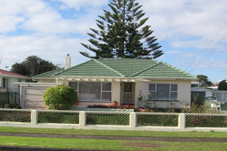 Photo of property in 19 Peachgrove Road, Te Atatu Peninsula, Auckland, 0610