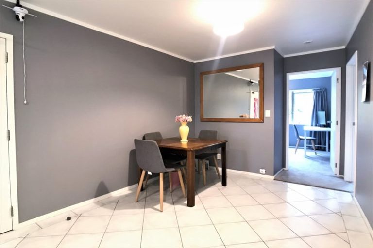 Photo of property in The Haven, 5/120 Beach Haven Road, Beach Haven, Auckland, 0626